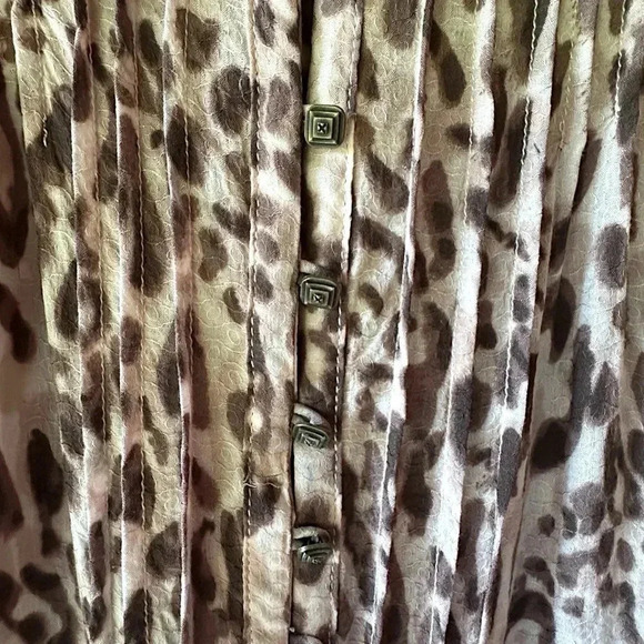 MaEVe | ANIMAL PRINT SHORT SLEEVE BLOUSE PLEATS BUTTON UP NECK | SIZE: 4 - Picture 3 of 12